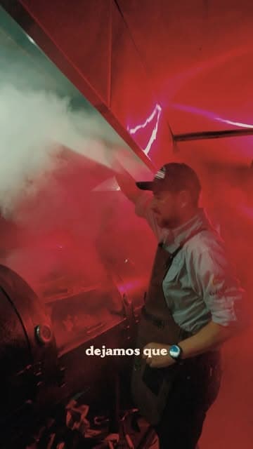 Humo saliendo del ahumador bajo luz roja intensa